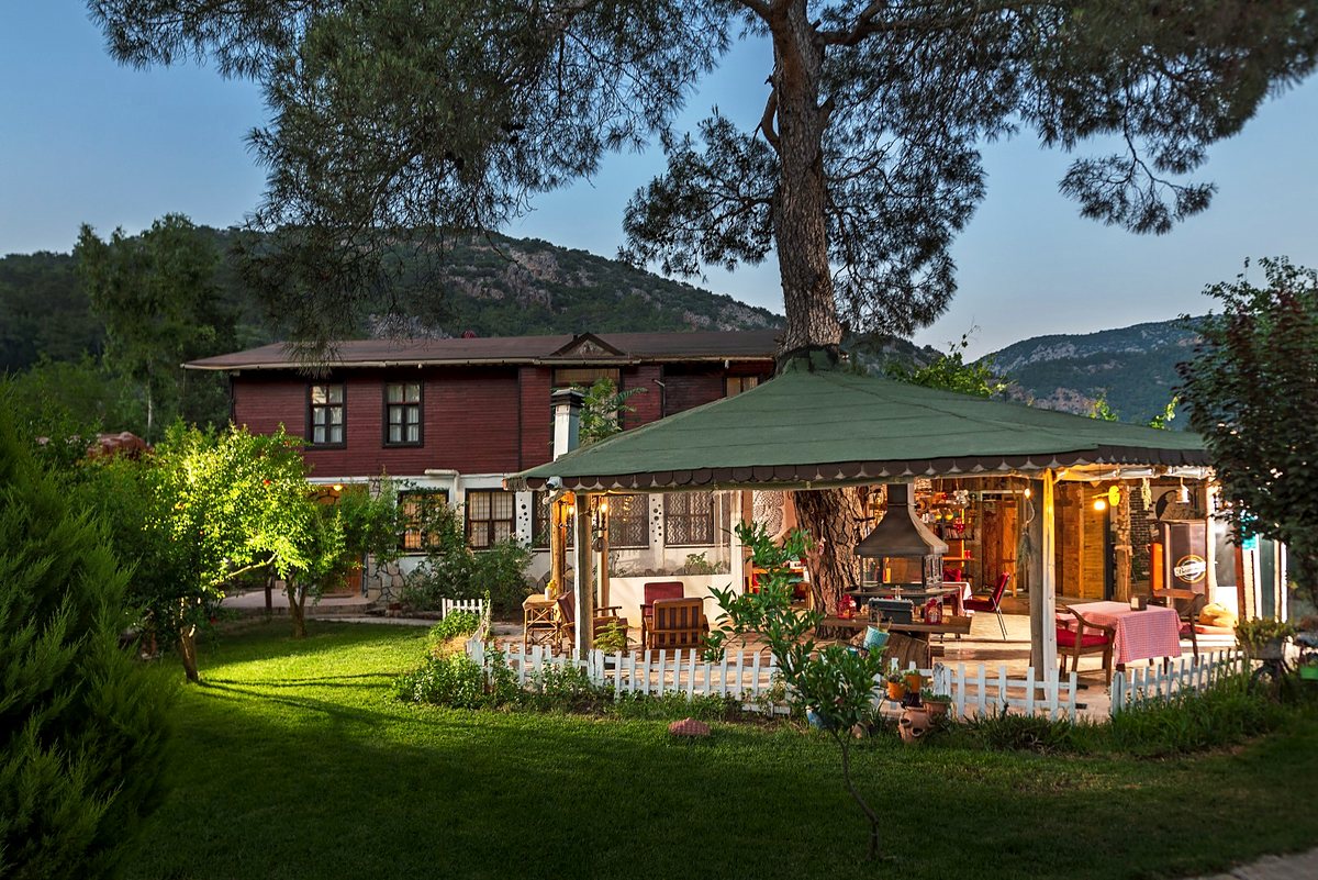 Yeşil çimenler içinde ahşap köşk ve bungalovlar