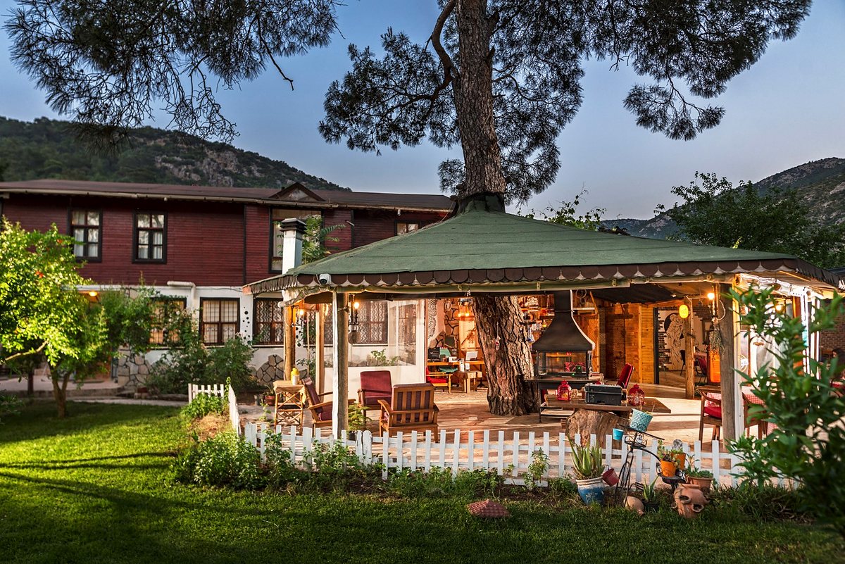 Akşam ışıklarında bahçedeki ahşap restoran köşkü